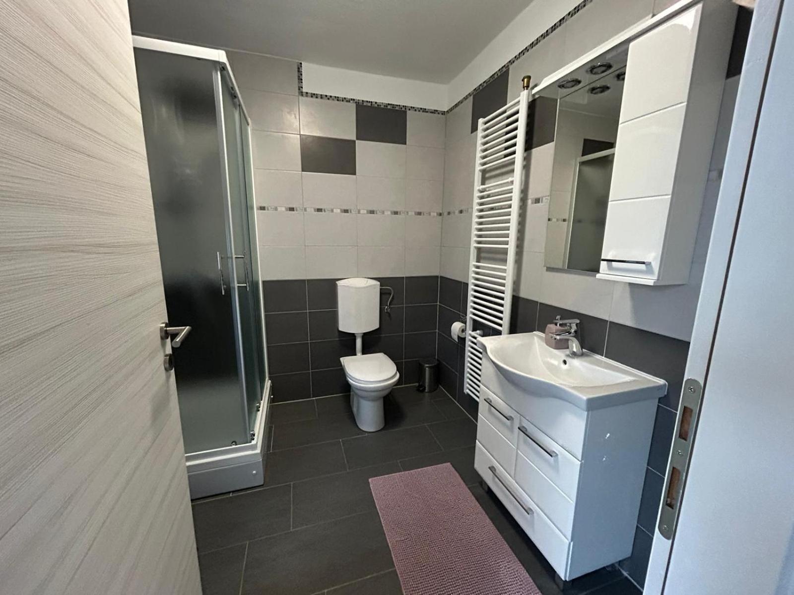 Studio Apartman Marta โคเรนนิซา ภายนอก รูปภาพ